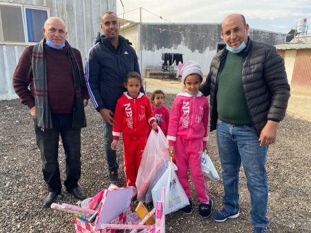 عرعرة النقب : مدرسة السلام تتبرع باللوازم المدرسية لطالبتين